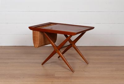 une image représentant une petite table en bois sur laquelle est posé un panier