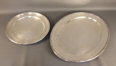 Dans le goût de CHRISTOFLE. Deux plats ronds en métal argent…