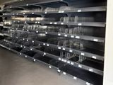 de nombreuses étagères vides dans un magasin