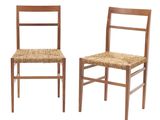 deux chaises en bois avec des assises tressées, sur fond blanc