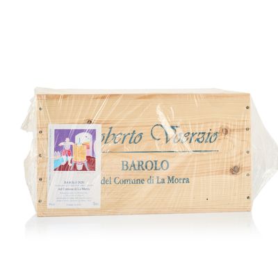 une boîte en bois sur laquelle est collée une étiquette portant l'inscription « Barolo »