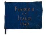 un vieux drapeau bleu avec une inscription dorée qui dit « France »