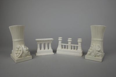 Paire de vases en faïence crème à fagot de paille et pot fle…