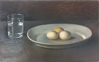 une peinture représentant trois œufs dans une assiette, à côté d'un verre d'eau