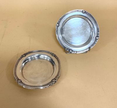 deux assiettes en métal argenté posées sur une table recouverte d'une nappe marron