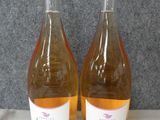 deux bouteilles de vin posées sur une table