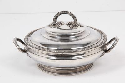 plat de service plaqué argent avec couvercle et poignées, sur un fond blanc