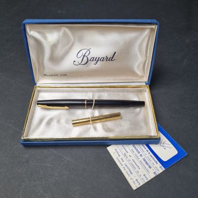 un gros plan d'un stylo dans une boîte posée sur une table