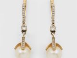 une paire de boucles d'oreilles en perles et diamants