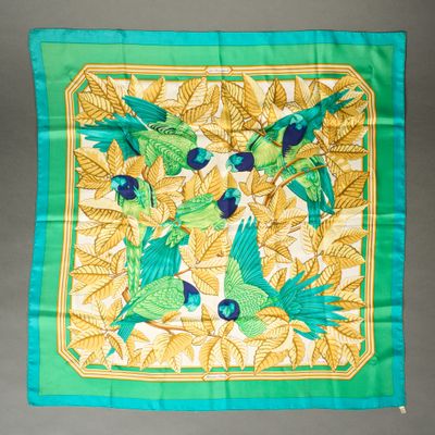 des perroquets verts et jaunes et des feuilles sur un foulard carré vert et jaune