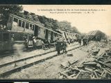 une photo en noir et blanc d'un train sur les rails