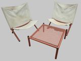 deux chaises et une table recouverte d'une nappe blanche