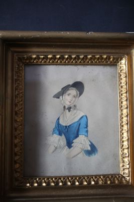 une photo d'une femme en robe bleue dans un cadre doré