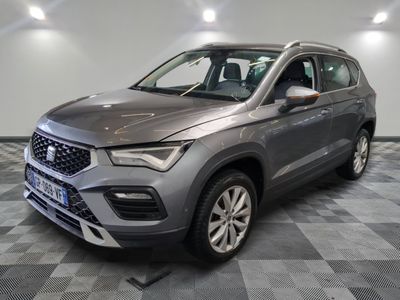 un 4x4 gris garé dans une pièce au sol en damier