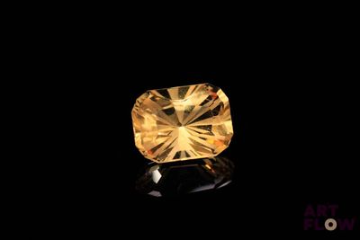 un diamant jaune sur fond noir