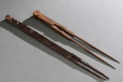 Deux vieux outils en métal sont posés sur une table