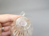 une personne tenant un objet en plastique transparent dans la main