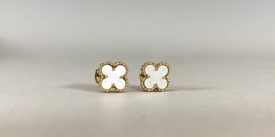 VAN CLEEF & ARPELS Paire de puces d'oreilles modèles "SWEET …