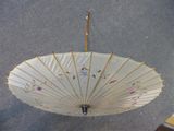 un parapluie blanc suspendu au plafond dans une pièce