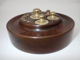 une petite boîte en bois ornée de boutons en laiton