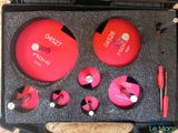 une image représentant une trousse à outils avec un disque rouge