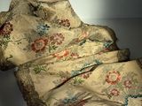 un morceau de tissu posé sur une table