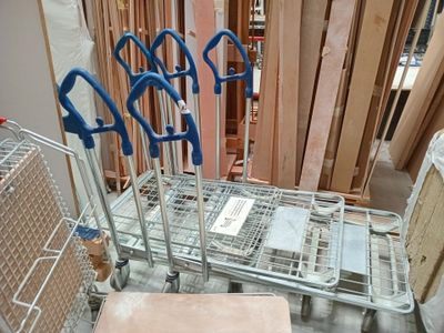 de nombreux morceaux de bois sur la charrette dans la pièce