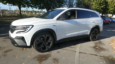 Le SUV blanc est garé sur le bord de la route.