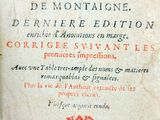 un vieux livre écrit posé sur une table