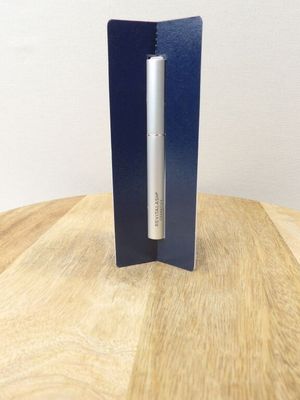 un stylo posé dans une boîte sur une table