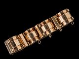 une image montrant un gros plan d'un bracelet en or sur fond noir