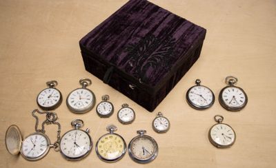 de nombreux types de montres de poche sur la table
