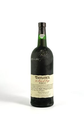 gros plan d'une bouteille de vin sur une surface blanche