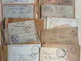 de nombreuses vieilles lettres et enveloppes posées sur une table