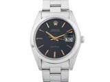 gros plan d'une montre-bracelet avec un cadran noir