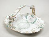une assiette blanche ornée d'un motif vert et doré