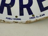 a close up of a plate with the word rre on it