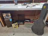 un étui à guitare posé sur une table dans une pièce