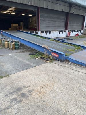 une image d'une bande transporteuse dans un entrepôt