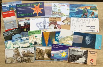 de nombreux livres posés sur la table, avec des images d'animaux