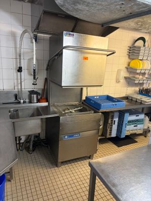 une cuisine équipée d'un évier, d'une cuisinière et d'autres appareils électroménagers
