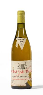 une bouteille de vin posée sur une table