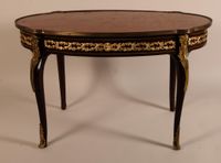 Table de milieu en acajou et placage d'acajou, à plateau cha…
