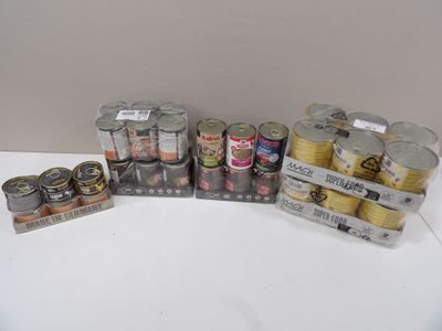 Plusieurs boîtes de conserve sont posées sur une table blanche