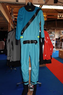 un mannequin vêtu d'un costume bleu, exposé dans un magasin