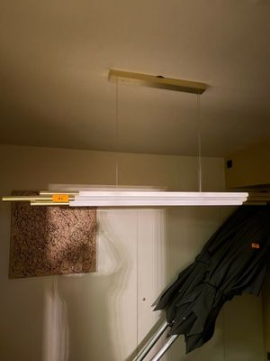 une lumière suspendue au plafond d'une pièce