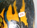 un gros plan d'un vase coloré sur lequel est collé un autocollant