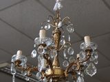 un lustre suspendu au plafond d'une pièce