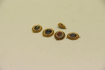 gros plan d'une paire de boucles d'oreilles sur une surface blanche