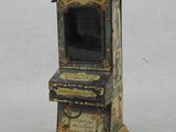 une petite horloge posée sur une table